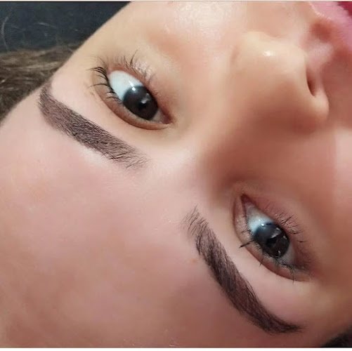 Daiane Velasco _ Studio CURSOS E ATENDIMENTOS Design de Sobrancelhas