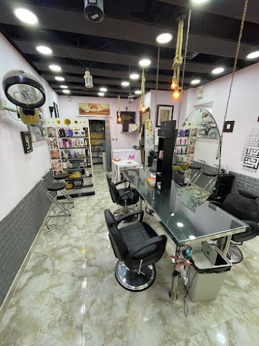 Glossy Goal Salon