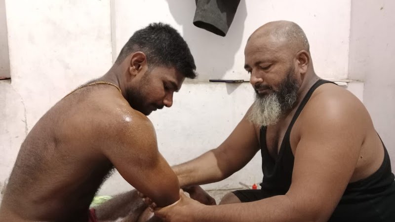 Latur massage center