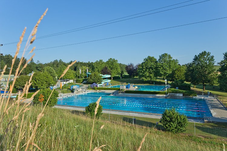 Sportzentrum Hirzenfeld (Hirzi) Freibad | Eisfeld | Restaurant | Seminare